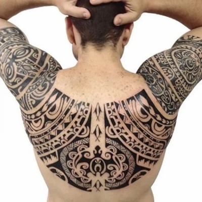  Tatouage maori, polynésien sur tout le haut du dos et sur les deux avant bras